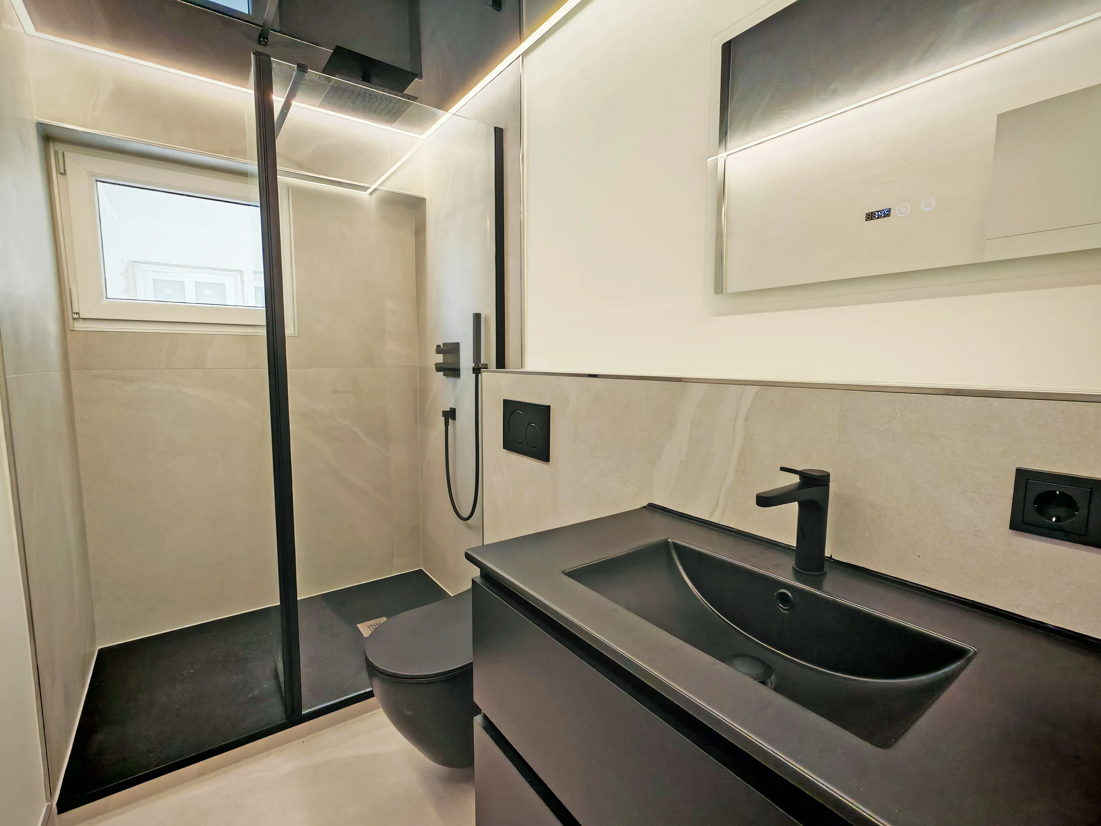 Renovated apartment close to the beach with sea views-8