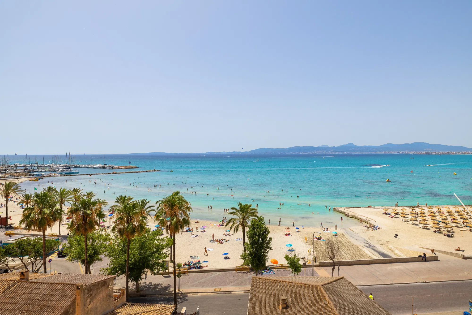 Renovated apartment close to the beach with sea views-12