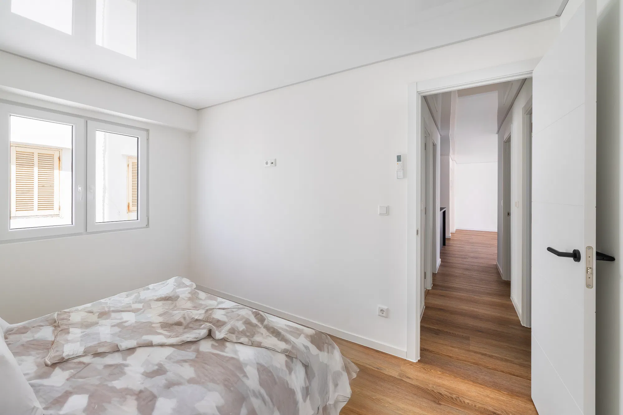 Renovated apartment close to the beach with sea views-8