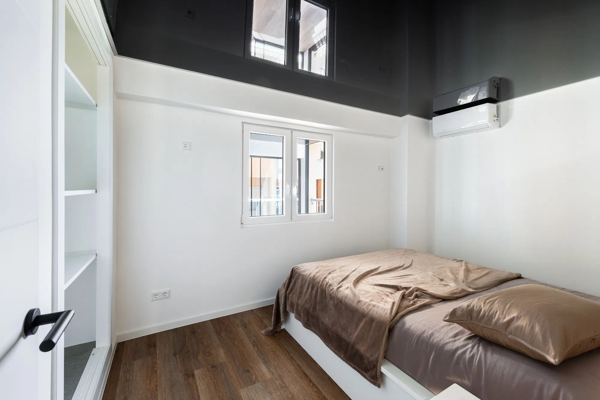 Renovated apartment close to the beach with sea views-6