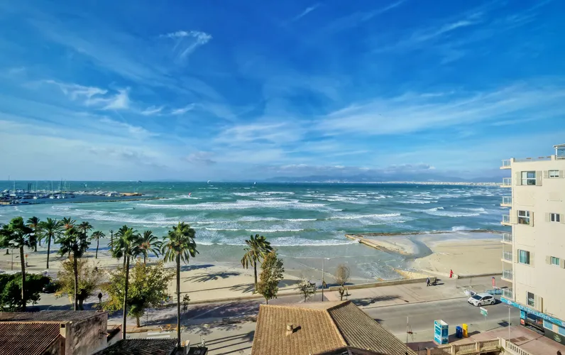Appartement rénové avec vue sur la mer, à 100 mètres de la plage