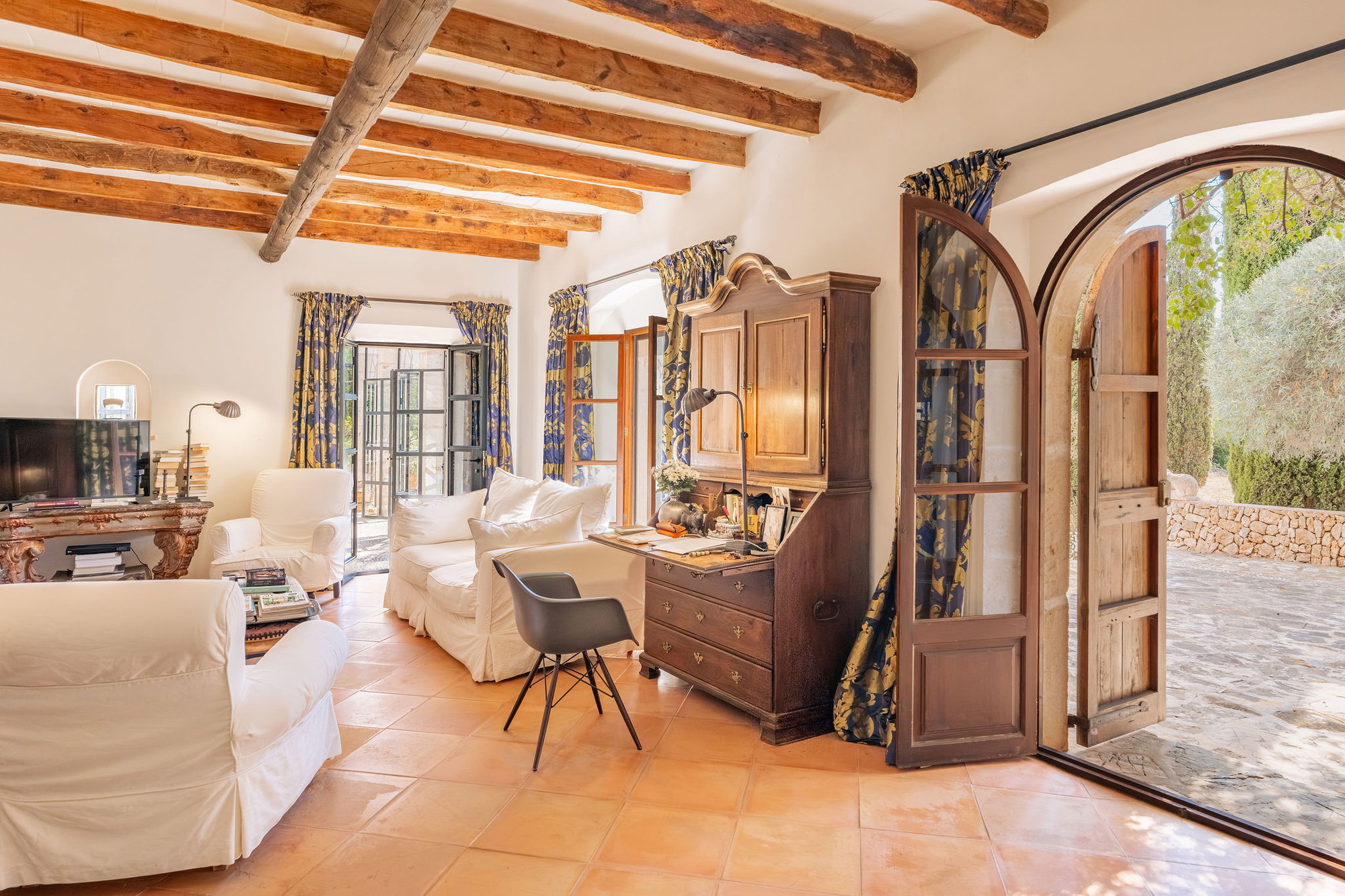 Charming finca with guest house in a prime location just outside Santanyí-5