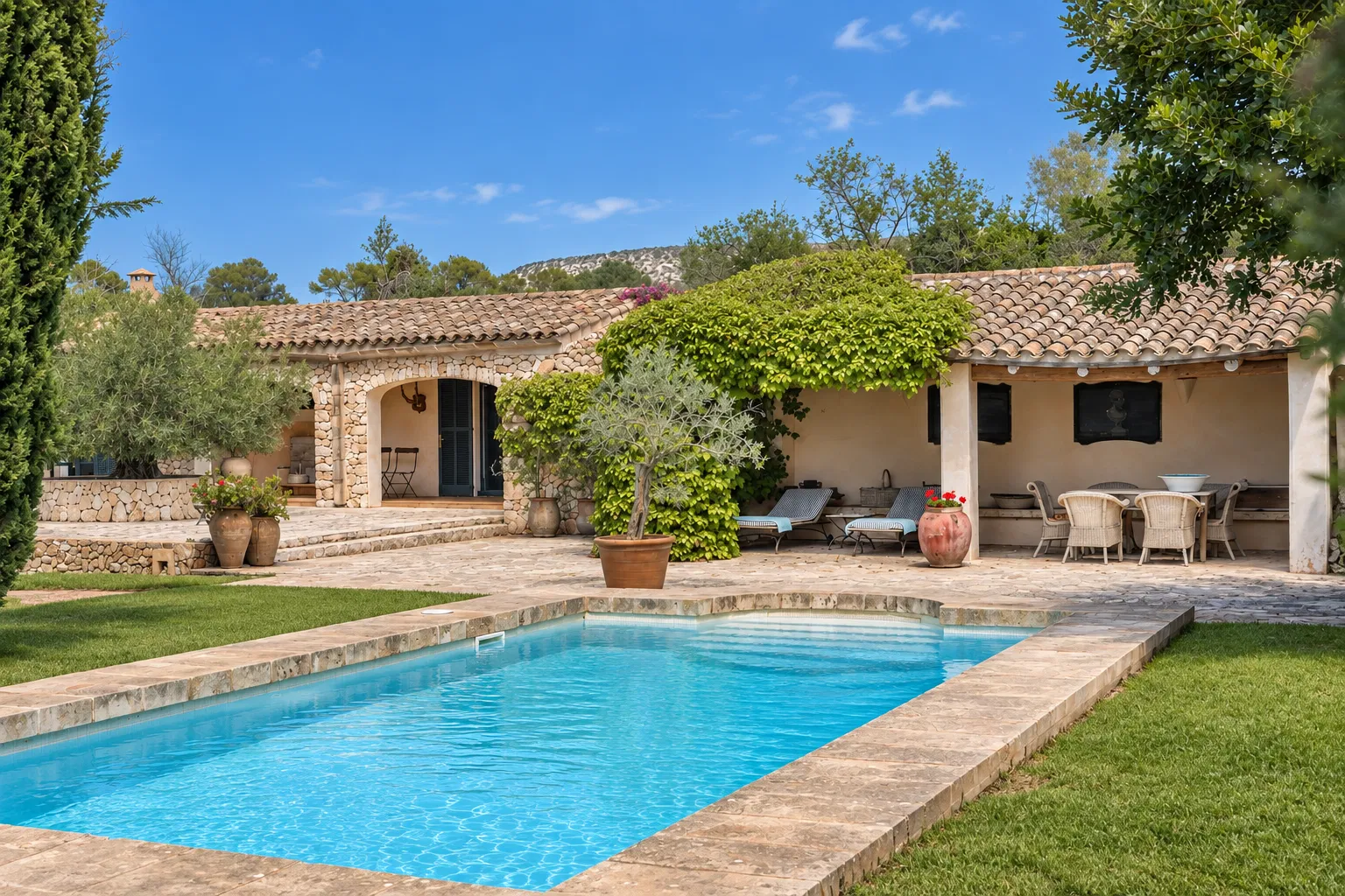 Charming finca with guest house in a prime location just outside Santanyí-12