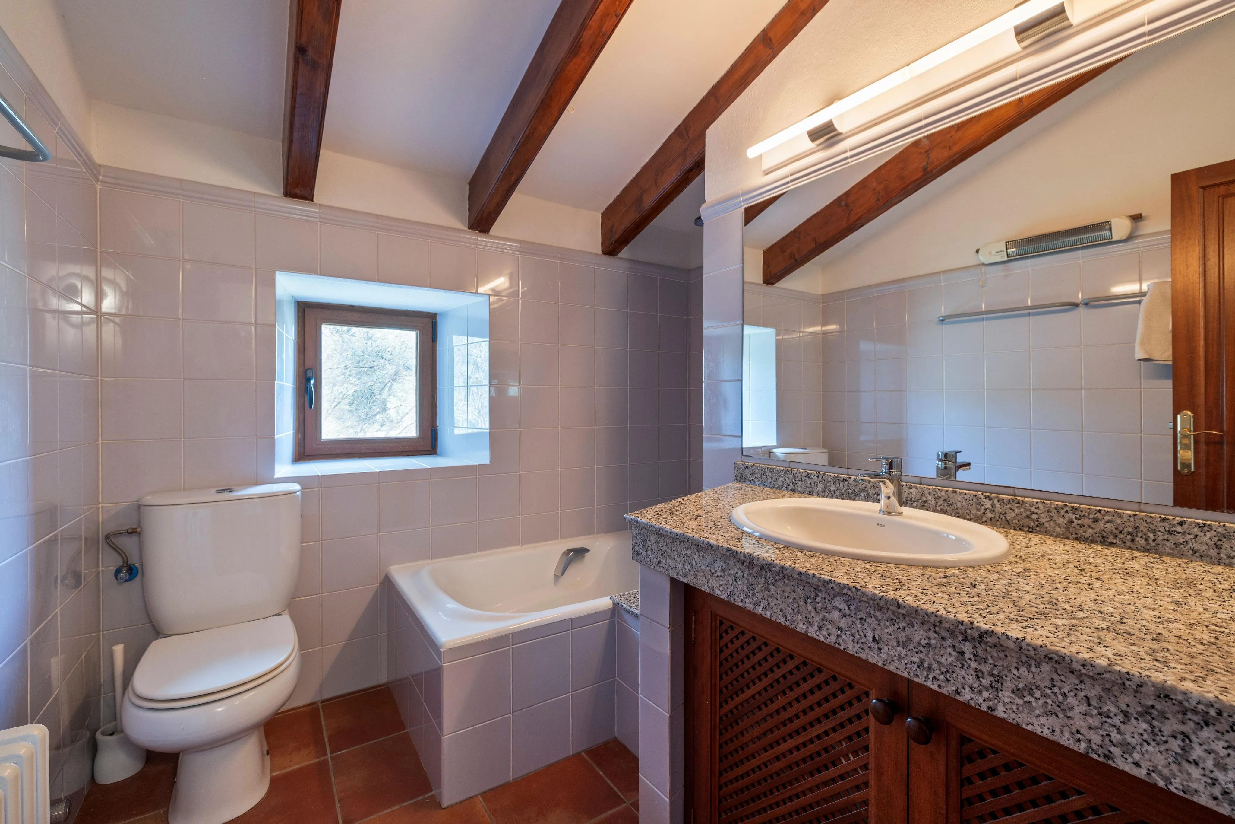 Charmante stenen finca met panoramisch uitzicht in Es Capdellà-16