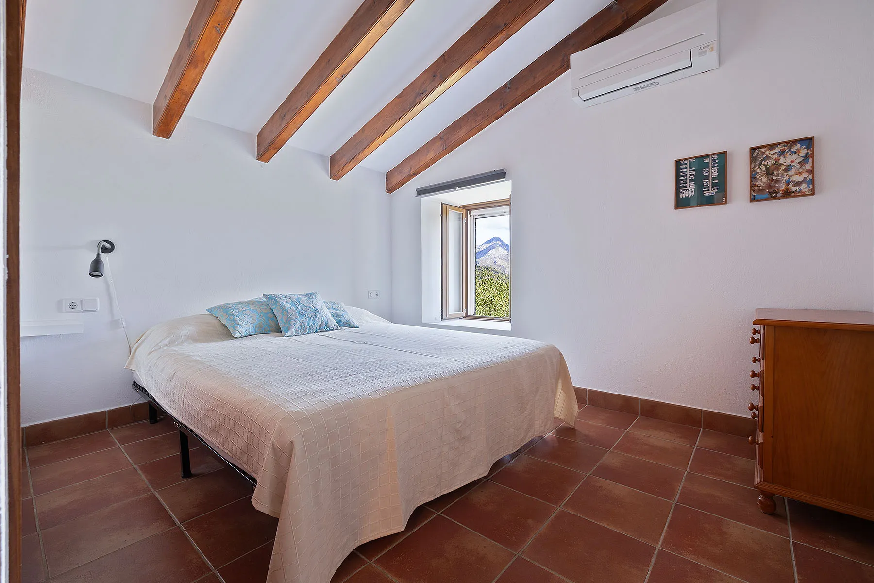 Charmante stenen finca met panoramisch uitzicht in Es Capdellà-11