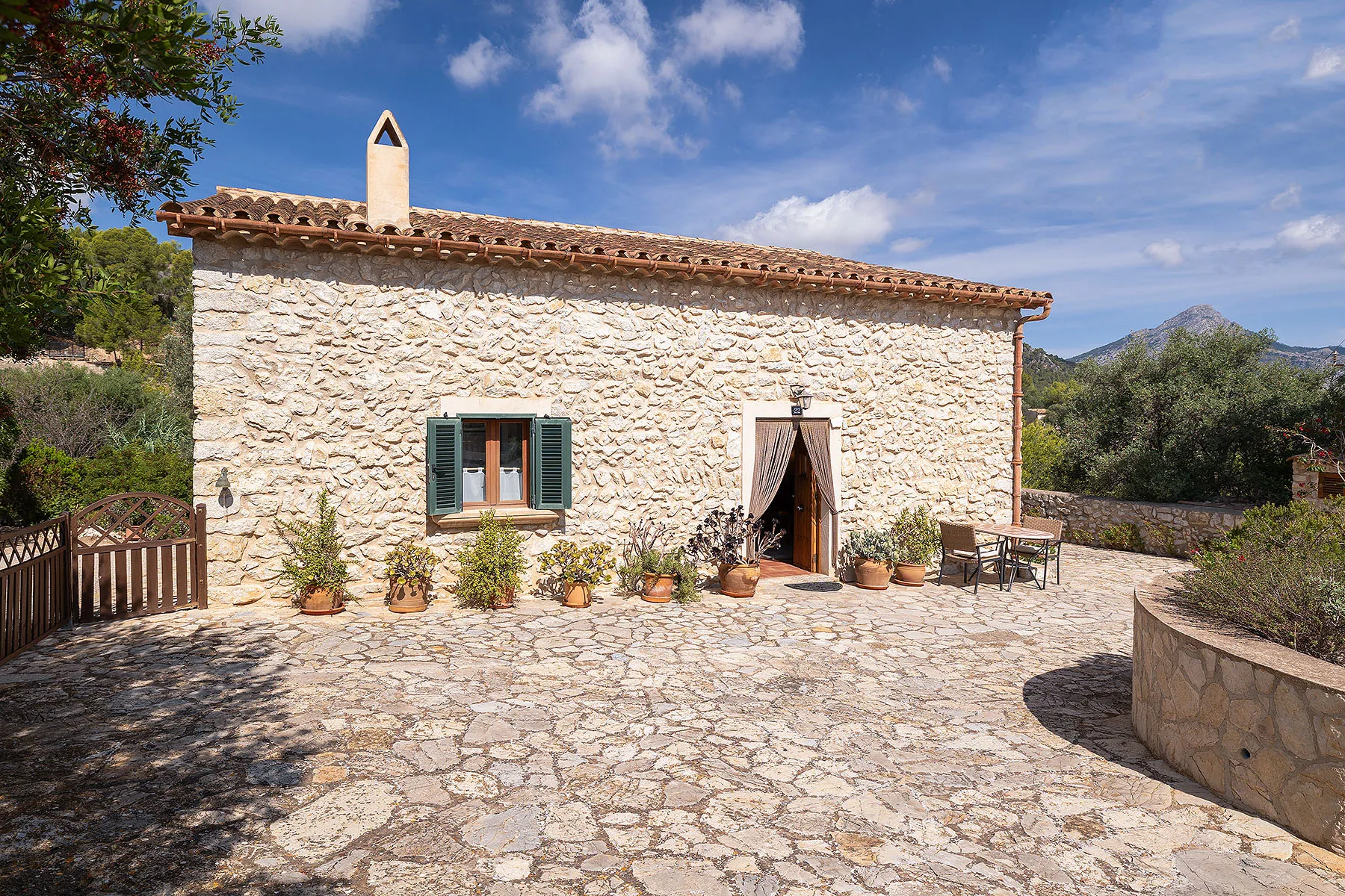 Charmante stenen finca met panoramisch uitzicht in Es Capdellà-18