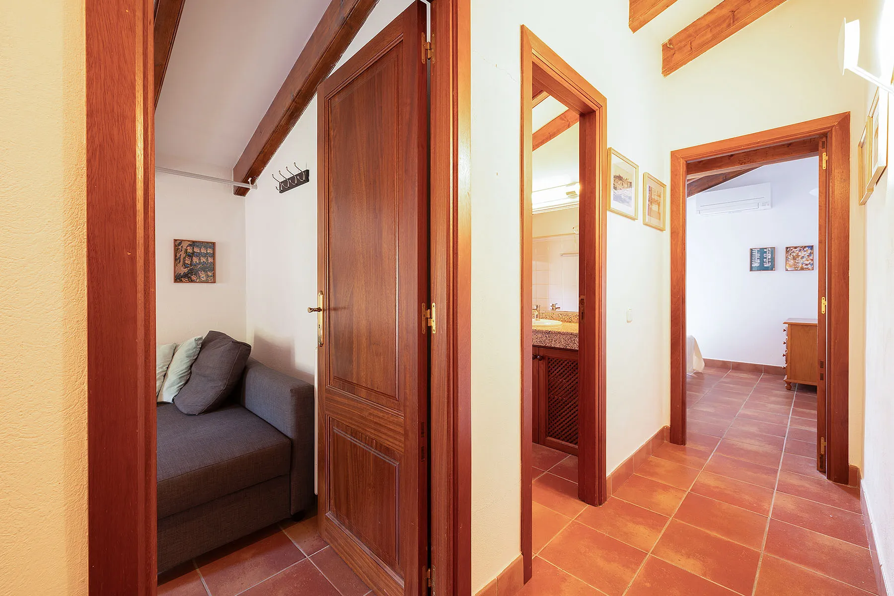 Charmante stenen finca met panoramisch uitzicht in Es Capdellà-13