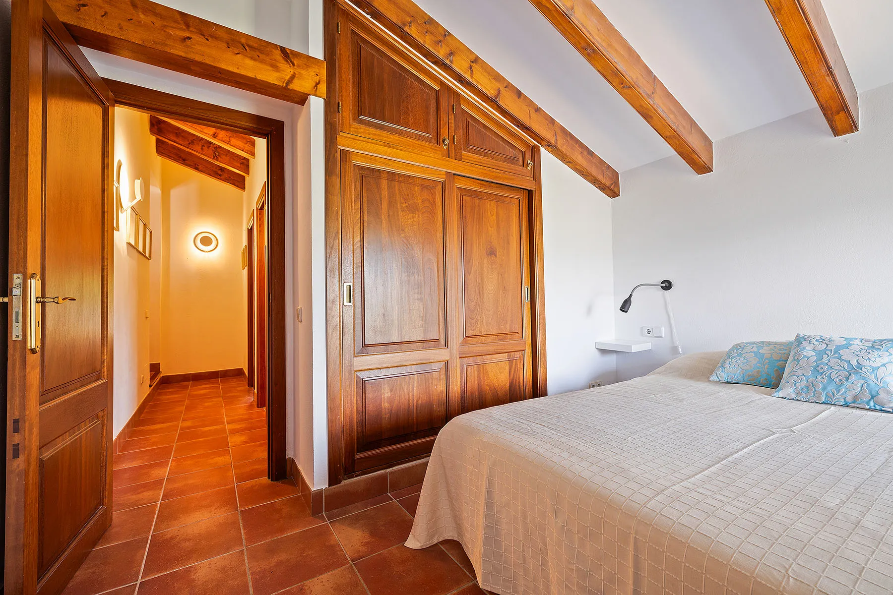 Charmante stenen finca met panoramisch uitzicht in Es Capdellà-15