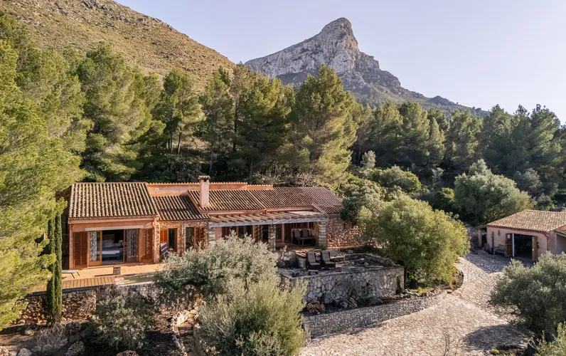 Idylla z naturalnego kamienia z widokiem na morze u podnóża Mont Ferrutx