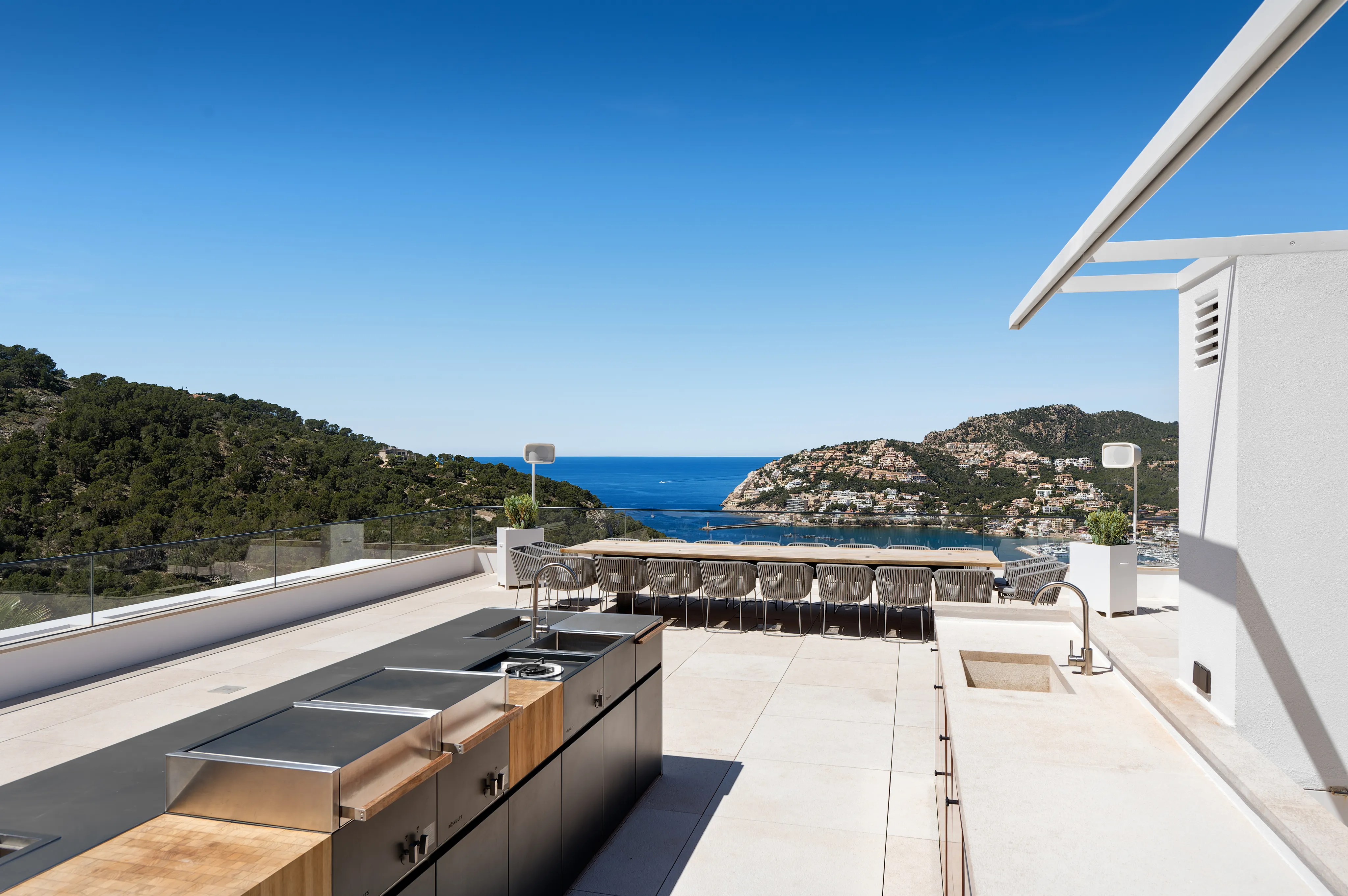 Вилла с иконическим дизайном и гарантированными закатами в нескольких минутах ходьбы от гавани Андрача.-7