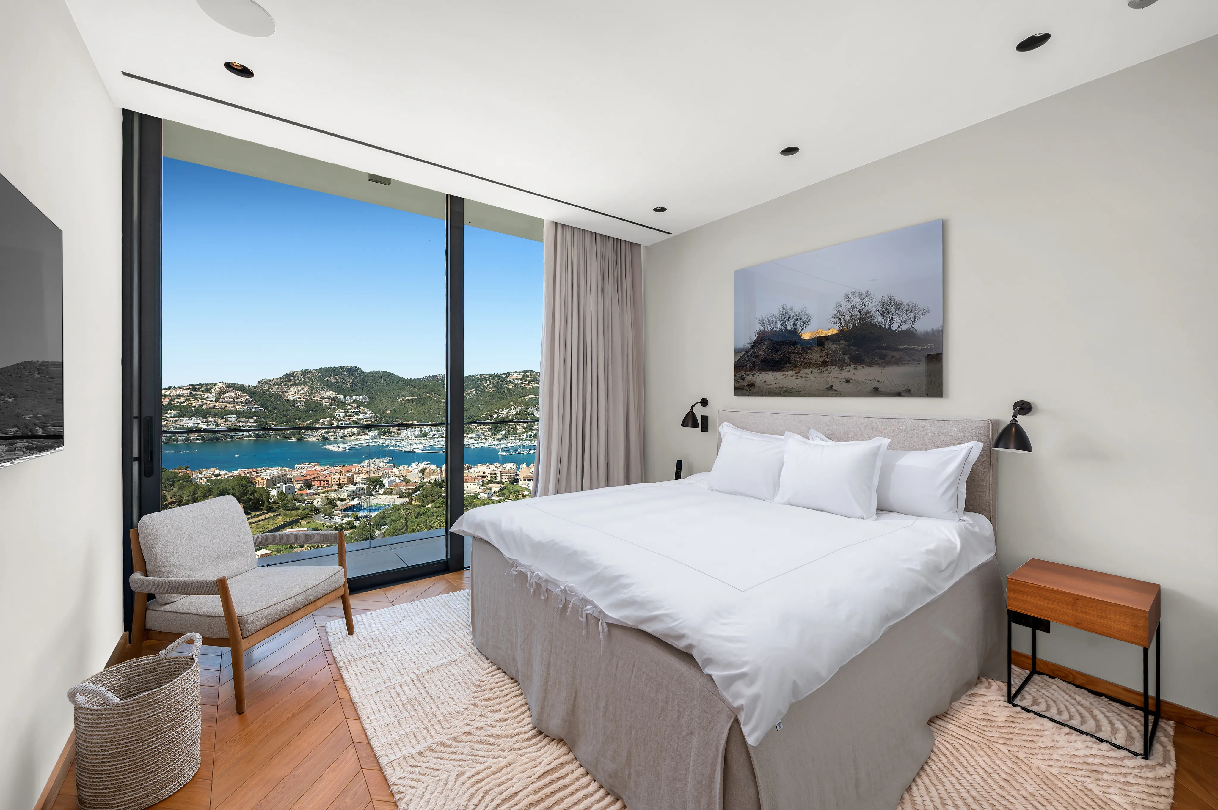 Вилла с иконическим дизайном и гарантированными закатами в нескольких минутах ходьбы от гавани Андрача.-15