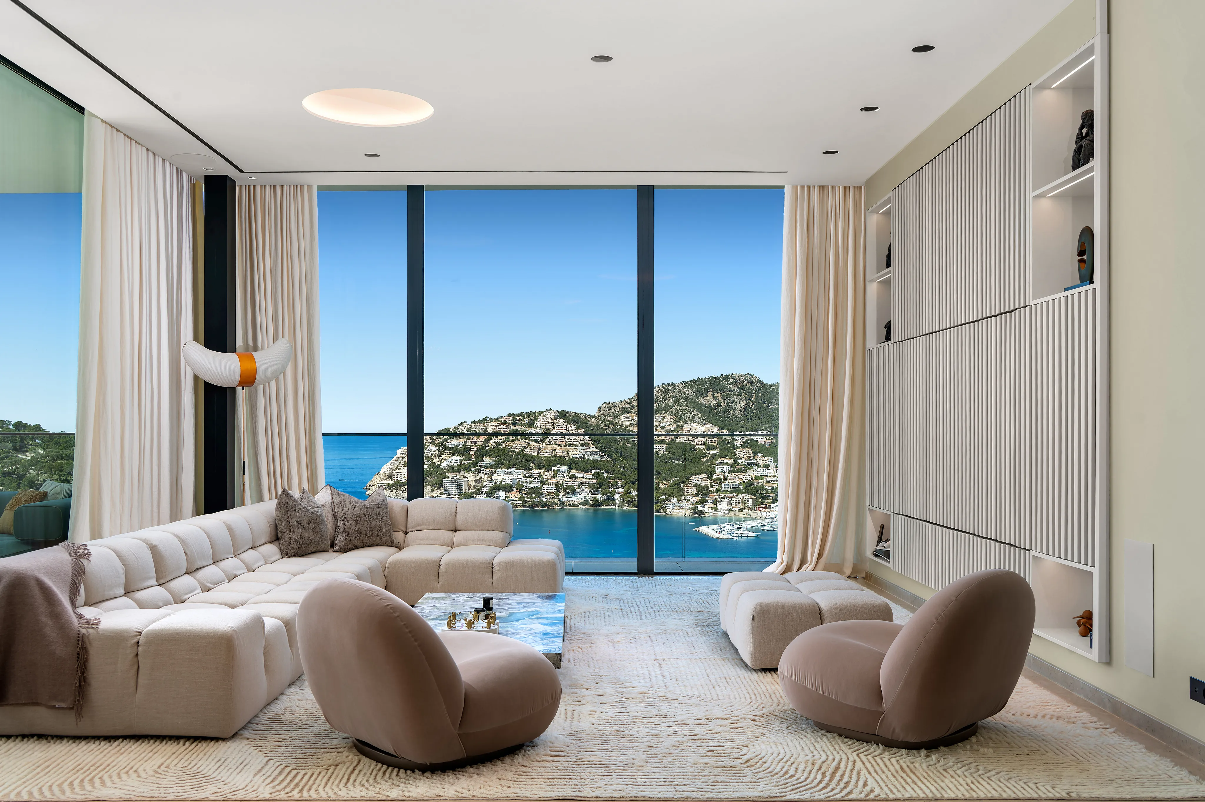 Вилла с иконическим дизайном и гарантированными закатами в нескольких минутах ходьбы от гавани Андрача.-1