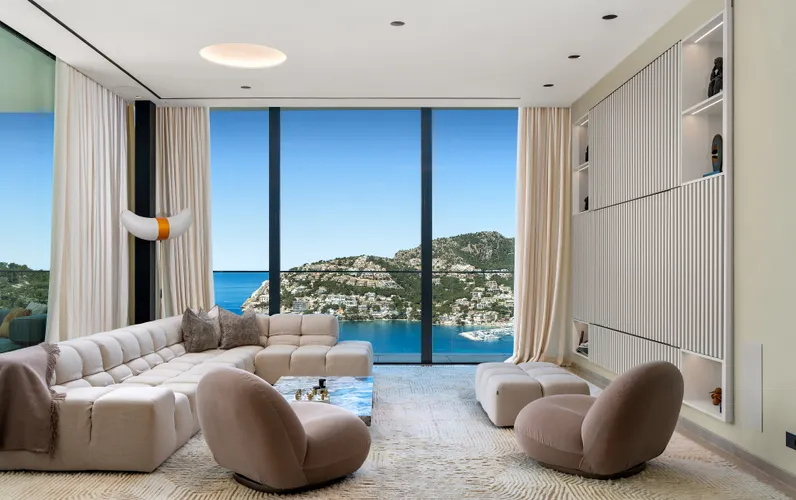 Ikonische Designvilla mit garantierten Sonnenuntergängen in Lauflage zum Hafen von Andratx