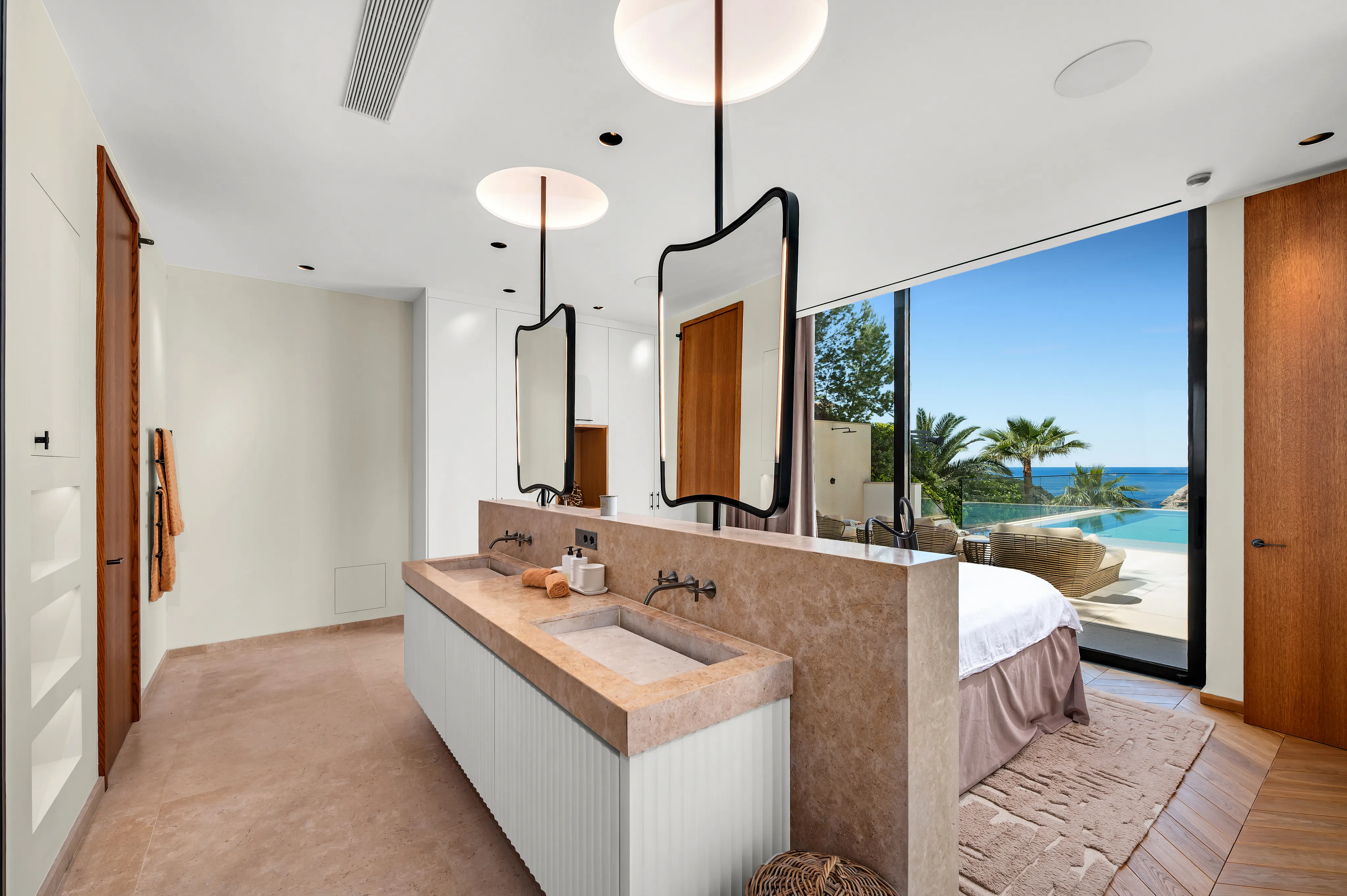 Вилла с иконическим дизайном и гарантированными закатами в нескольких минутах ходьбы от гавани Андрача.-13