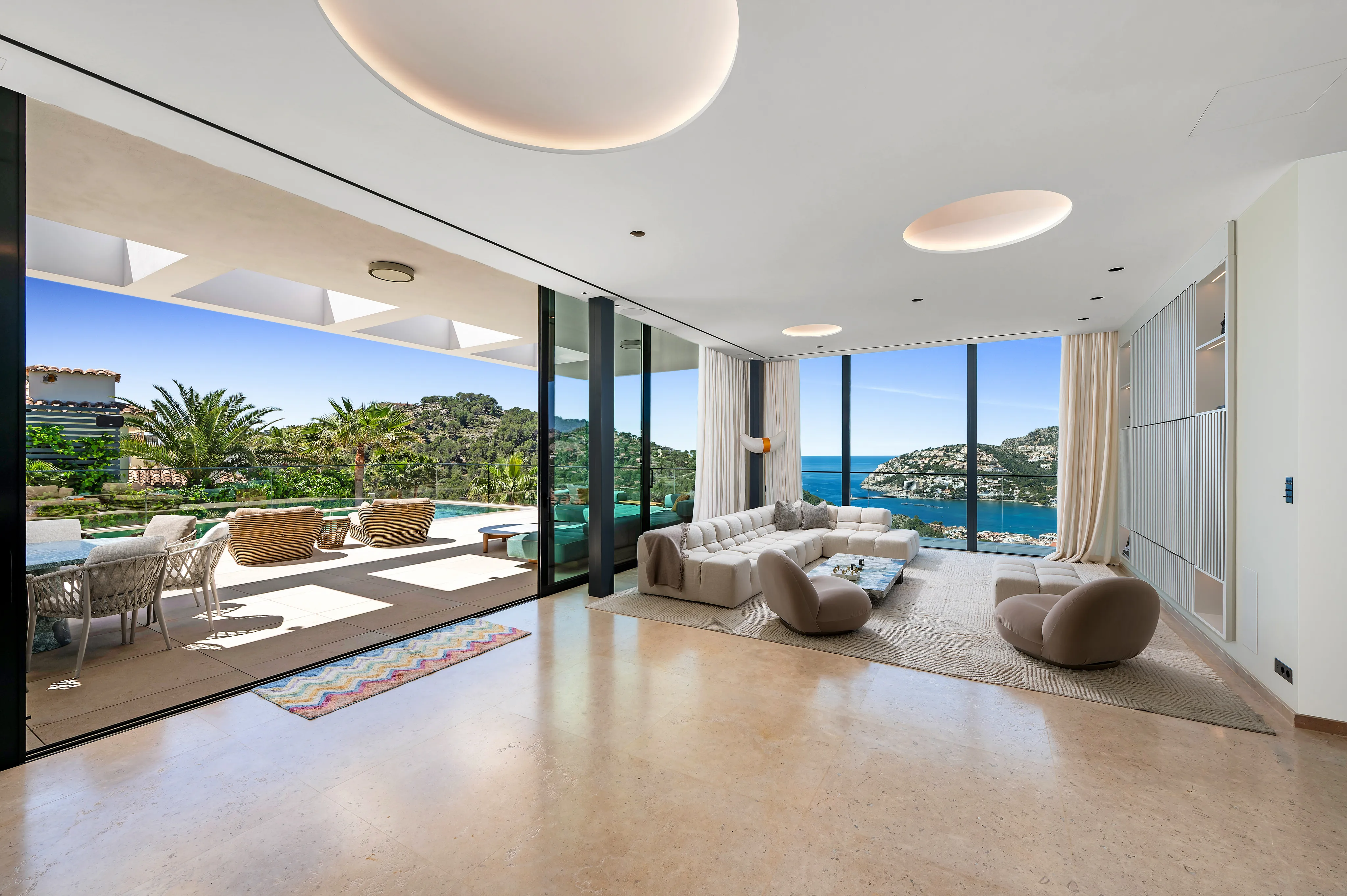 Вилла с иконическим дизайном и гарантированными закатами в нескольких минутах ходьбы от гавани Андрача.-12