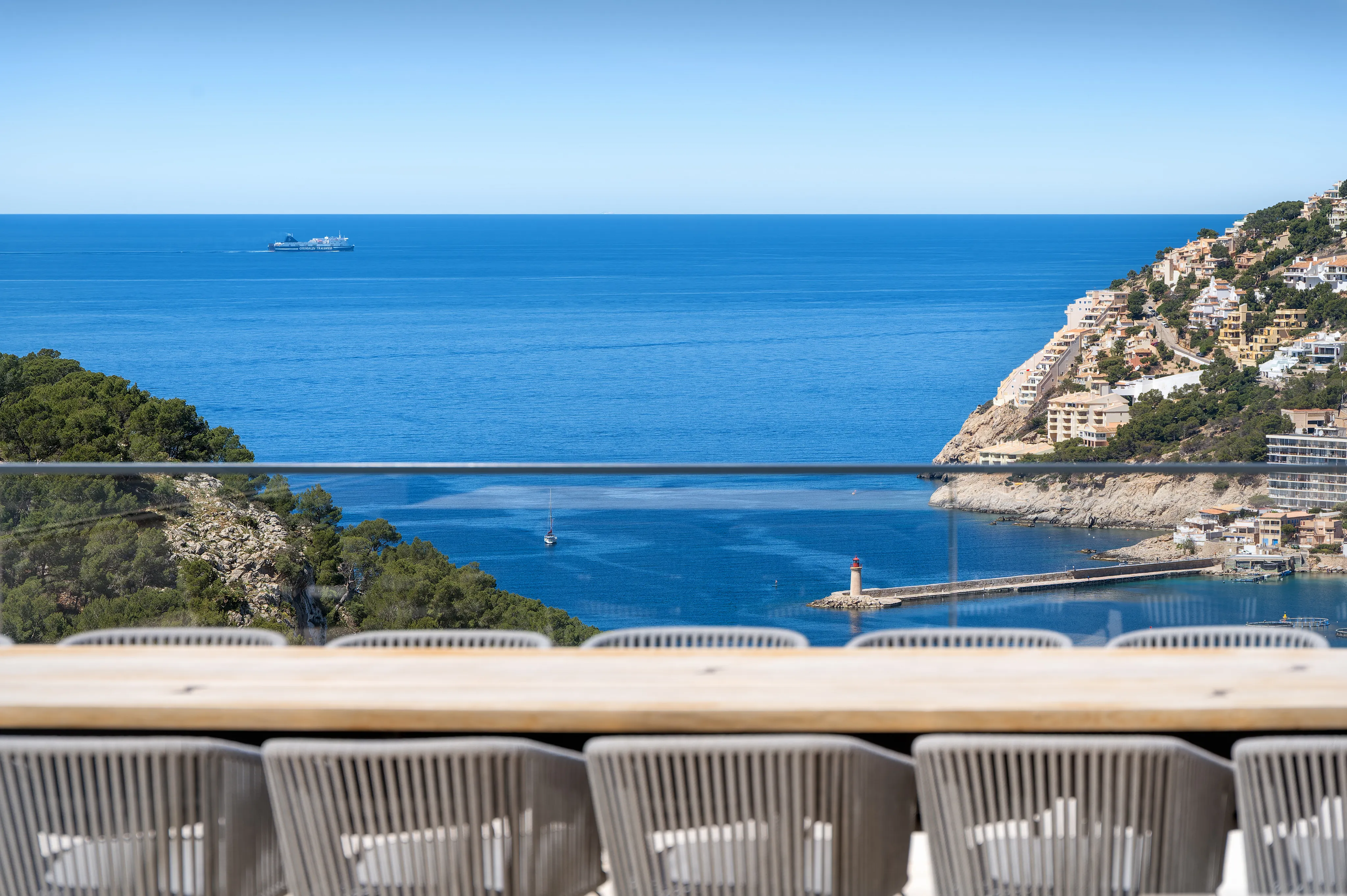 Вилла с иконическим дизайном и гарантированными закатами в нескольких минутах ходьбы от гавани Андрача.-19