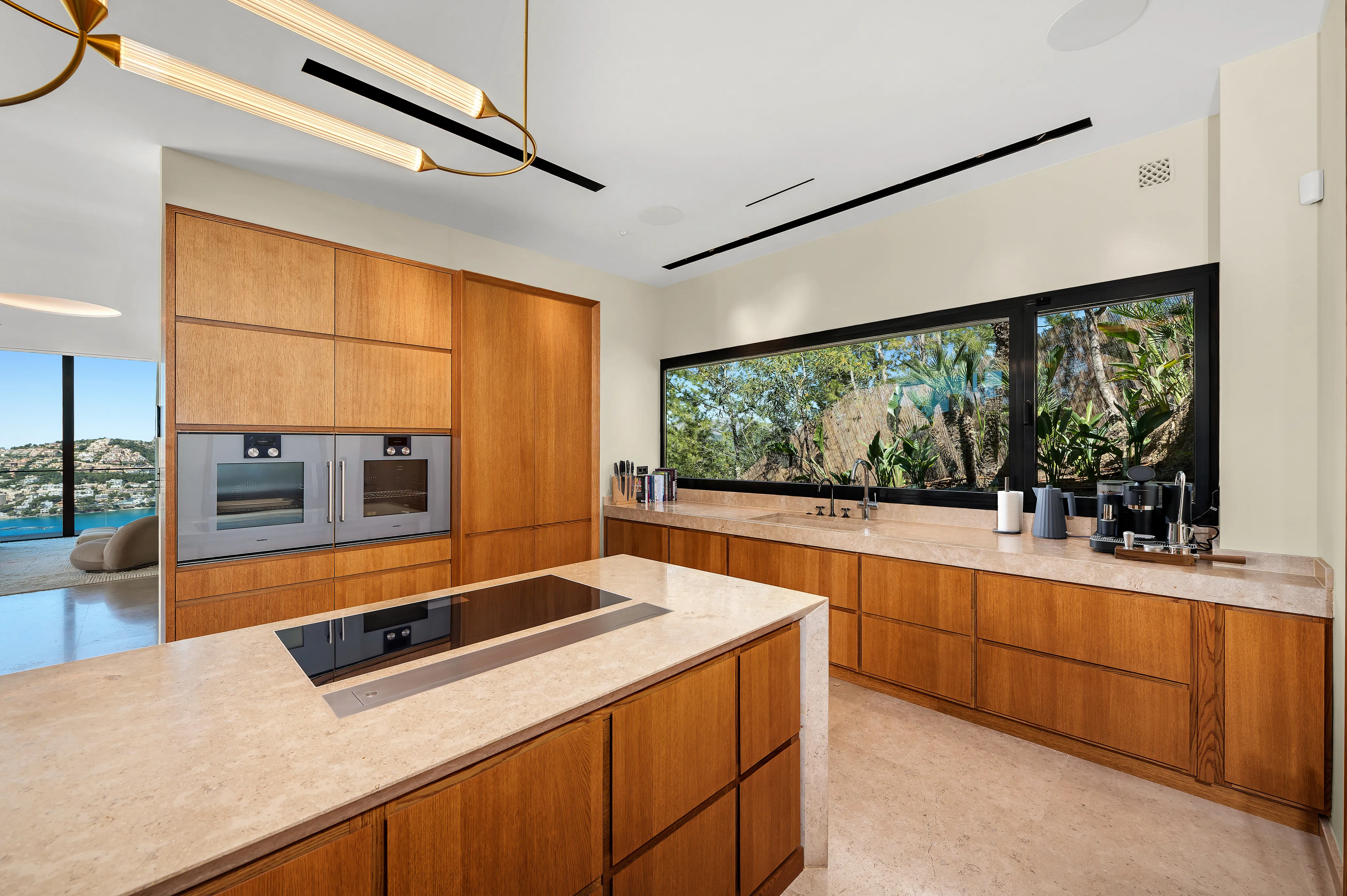 Вилла с иконическим дизайном и гарантированными закатами в нескольких минутах ходьбы от гавани Андрача.-11