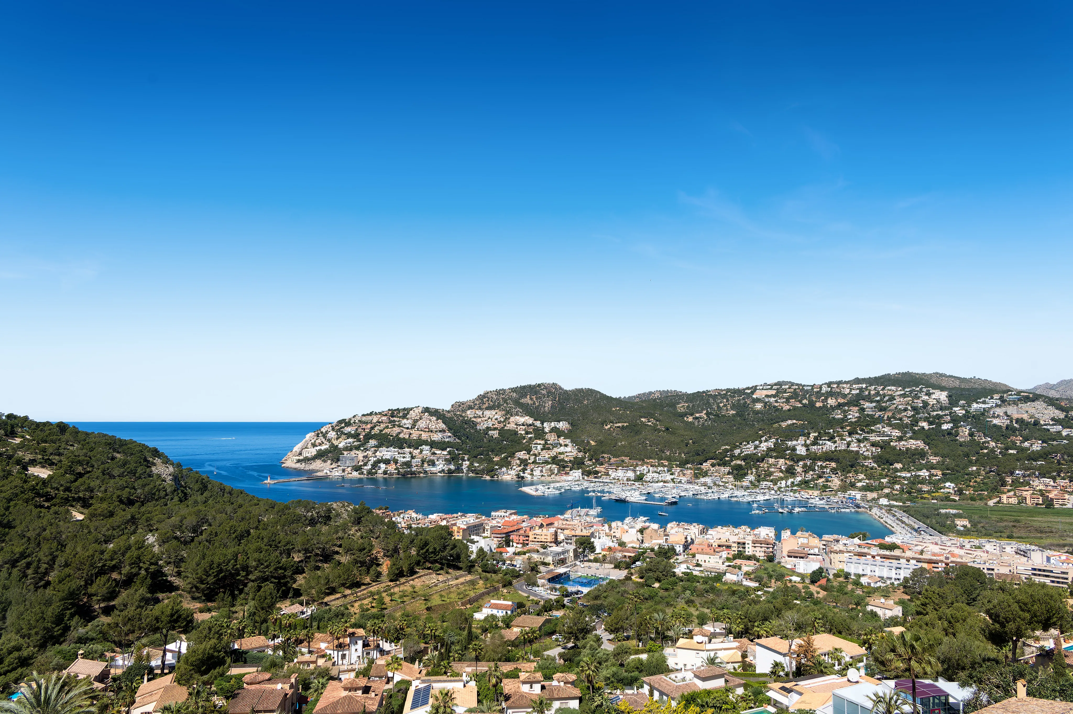 Вилла с иконическим дизайном и гарантированными закатами в нескольких минутах ходьбы от гавани Андрача.-5