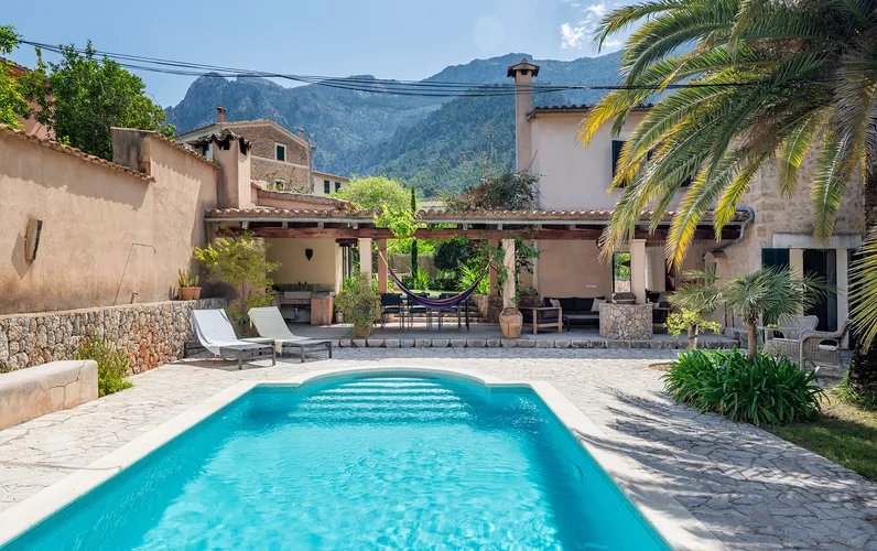 Magnifica casa con giardino privato, piscina e garage