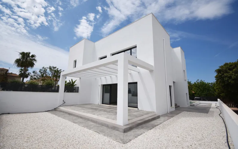 Ekskluzywny dom w zabudowie bliźniaczej z basenem w Puig de Ros