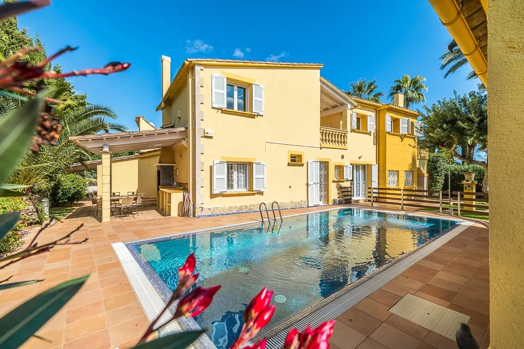 Seconda villa fronte mare con due monolocali a Port Verd-1