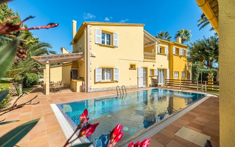 Casa en segona línia de mar amb dos estudis a Port Verd