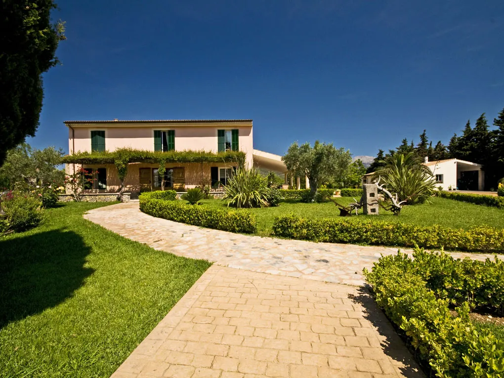 Landhus med smuk udsigt og have-11