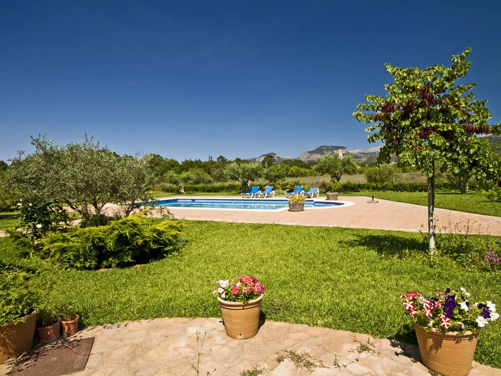 Landhus med smuk udsigt og have-12