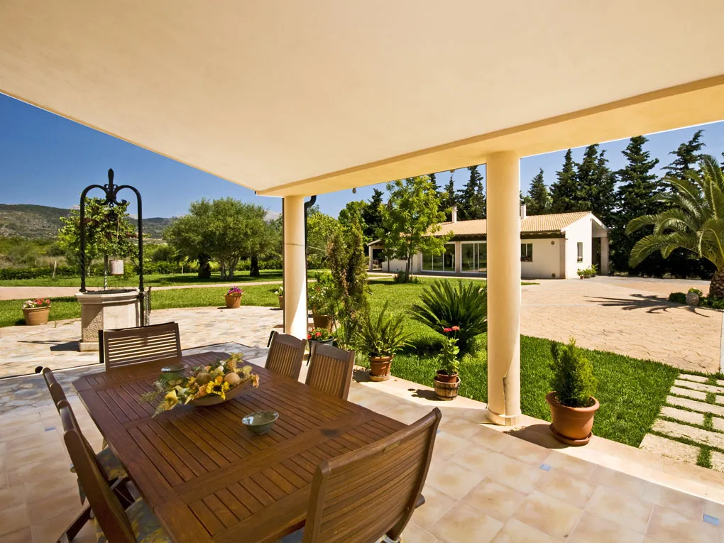 Landhus med smuk udsigt og have-13