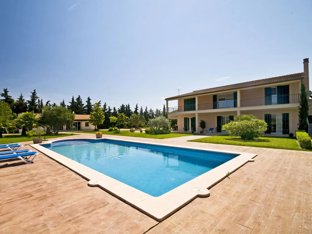 Landhus med smuk udsigt og have-1