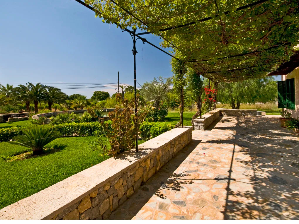 Landhus med smuk udsigt og have-15