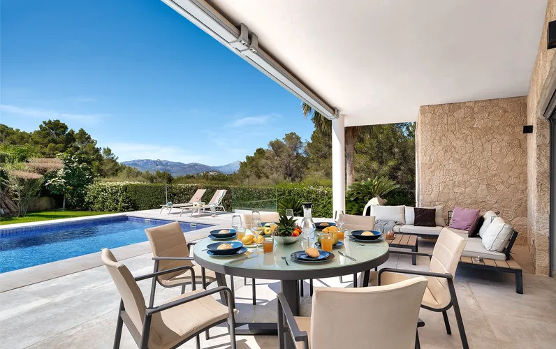 Minimalistisk familjevilla med avskildhet