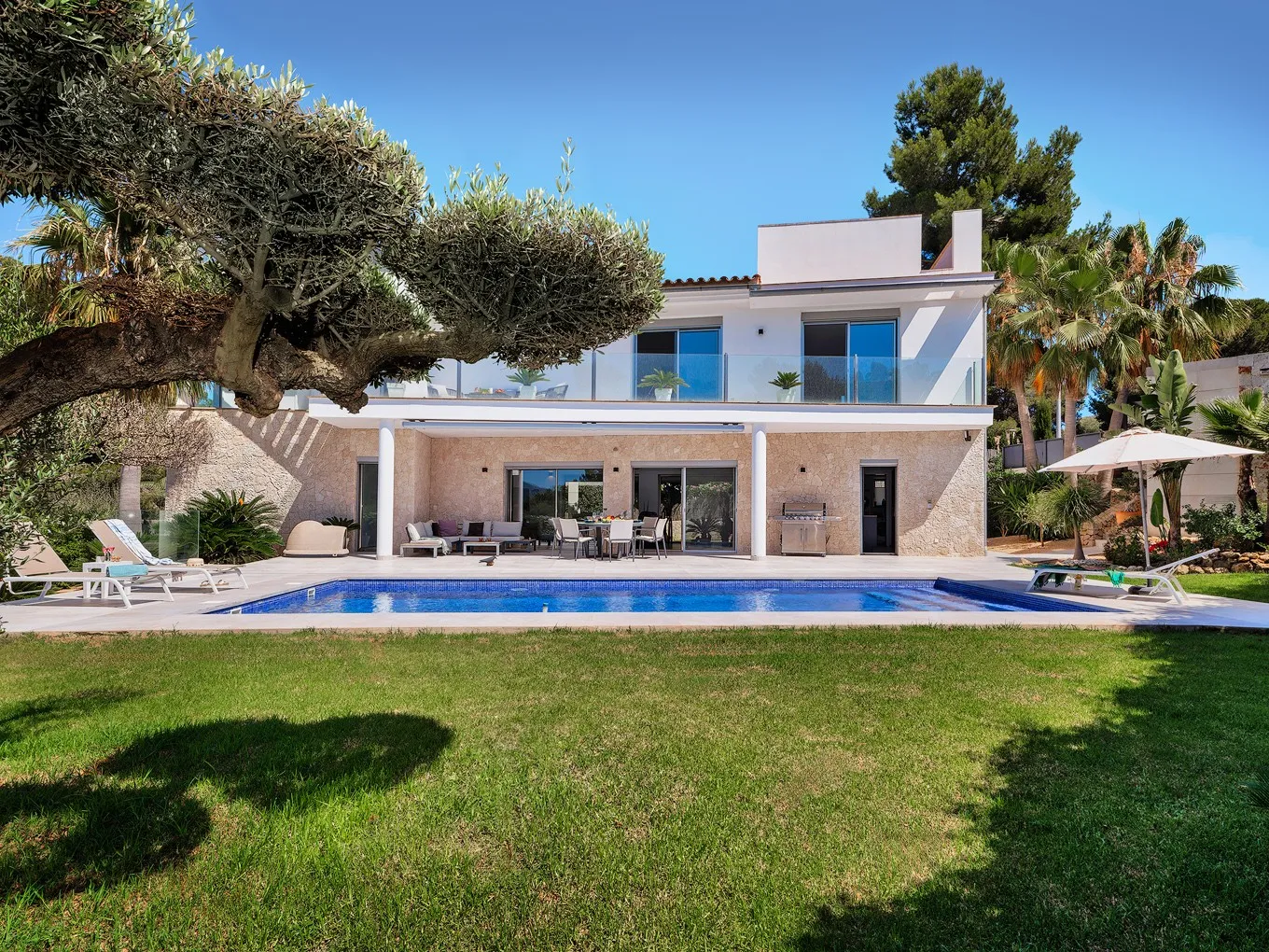 Villa familiare minimalista con privacy-1