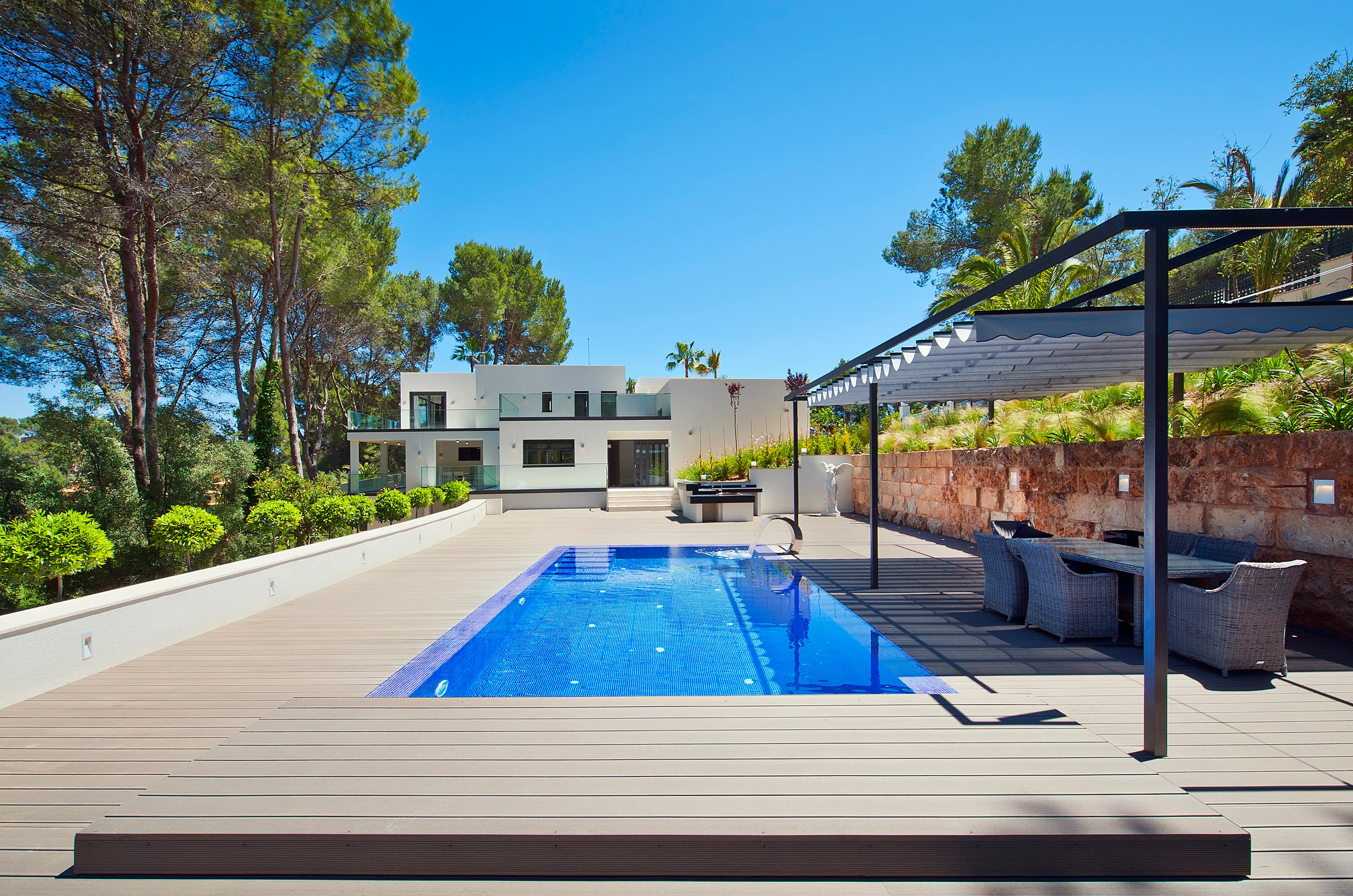 Modern luxury villa with direct golf views-2