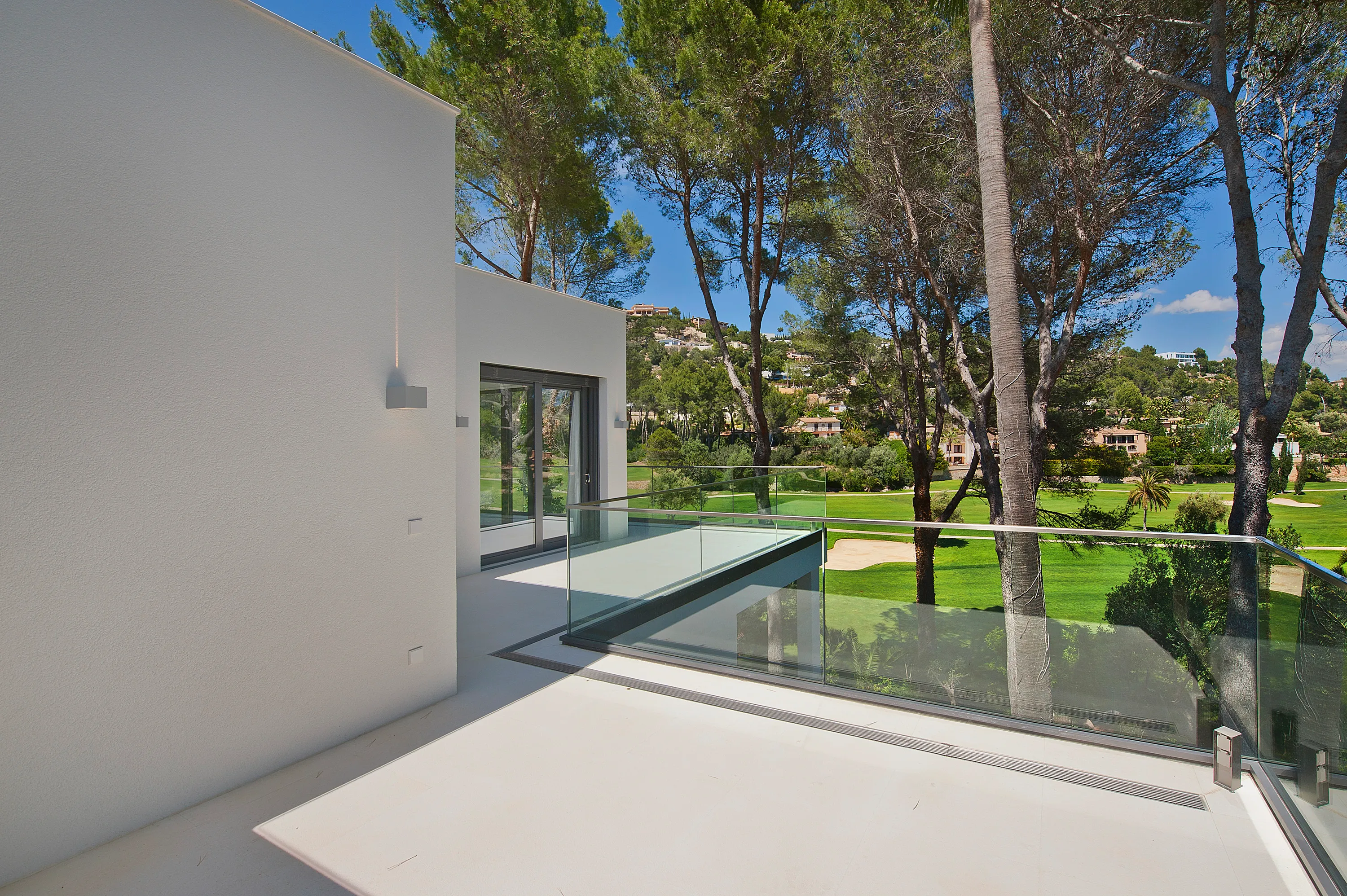 Moderne luksusvilla med direkte golfudsigt-12