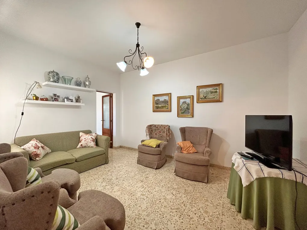 Maison de ville spacieuse avec garage et jardin à Alaro-4