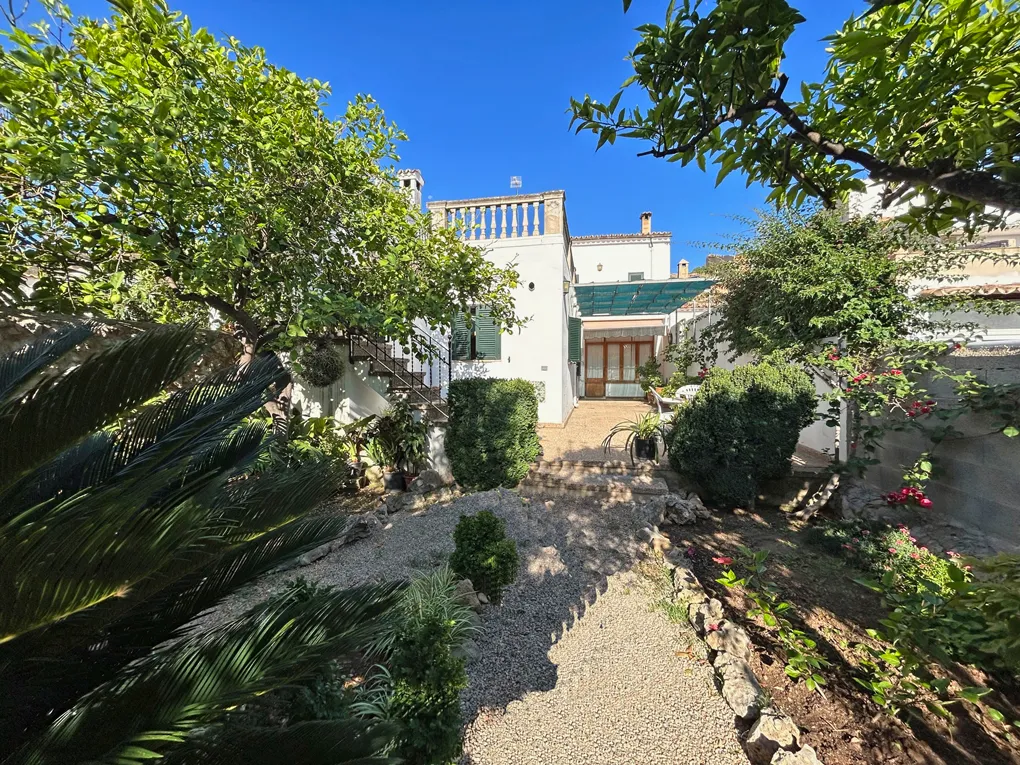 Maison de ville spacieuse avec garage et jardin à Alaro-16