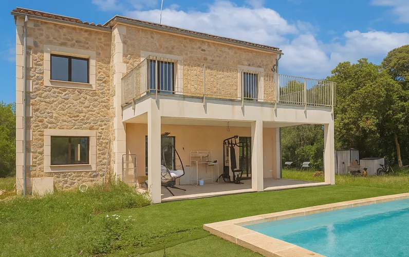 Finca de piedra natural de nueva construcción con piscina a las afueras de Sencelles