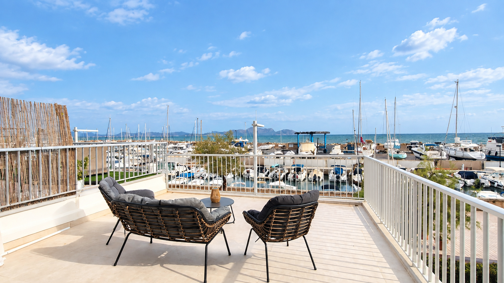 Renoviertes Penthouse mit Terrasse und Blick auf den Hafen von Can Picafort