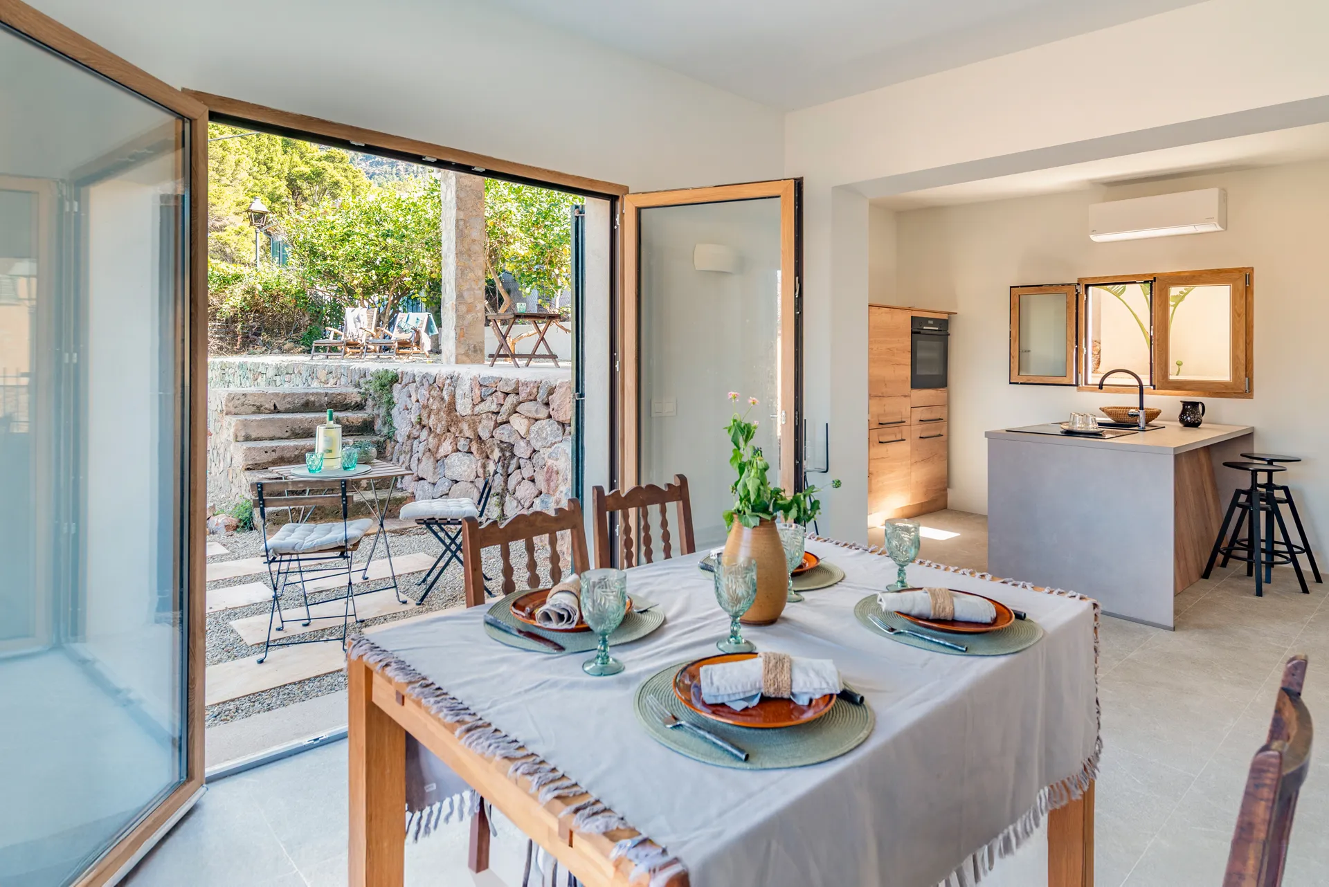 Casa renovada con estilo y vistas al mar en un pintoresco pueblo pesquero-9