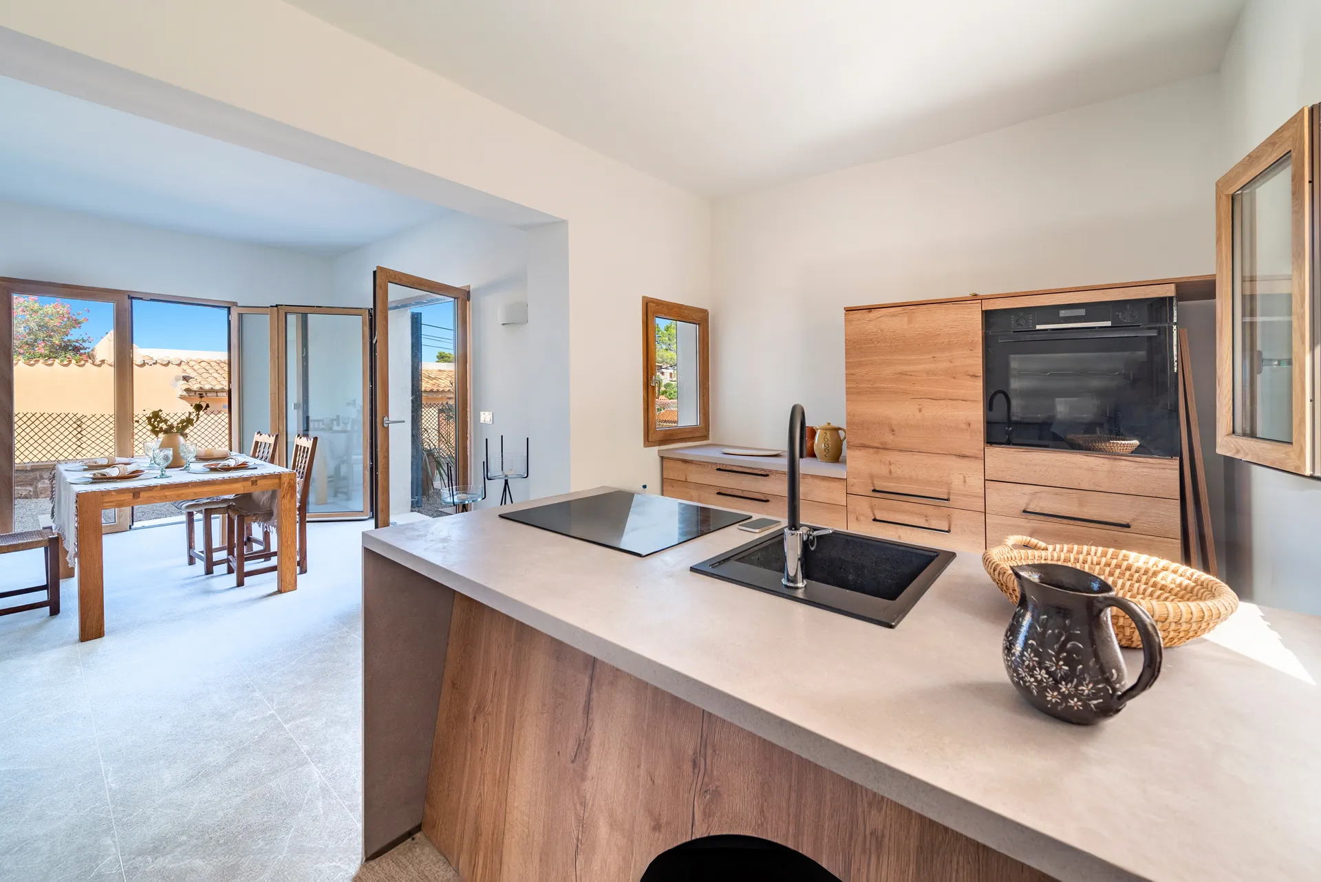 Casa renovada con estilo y vistas al mar en un pintoresco pueblo pesquero-8