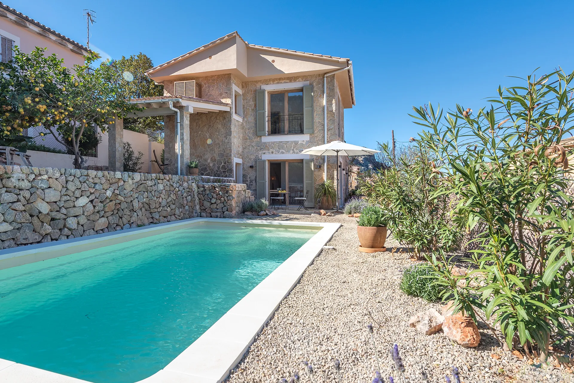 Casa renovada con estilo y vistas al mar en un pintoresco pueblo pesquero-1