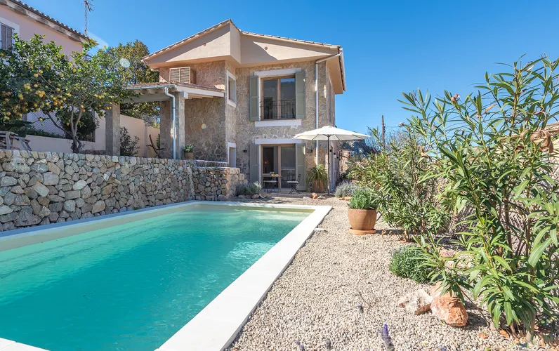 Casa renovada amb estil amb vista al mar enmig de la Serra de Tramuntana