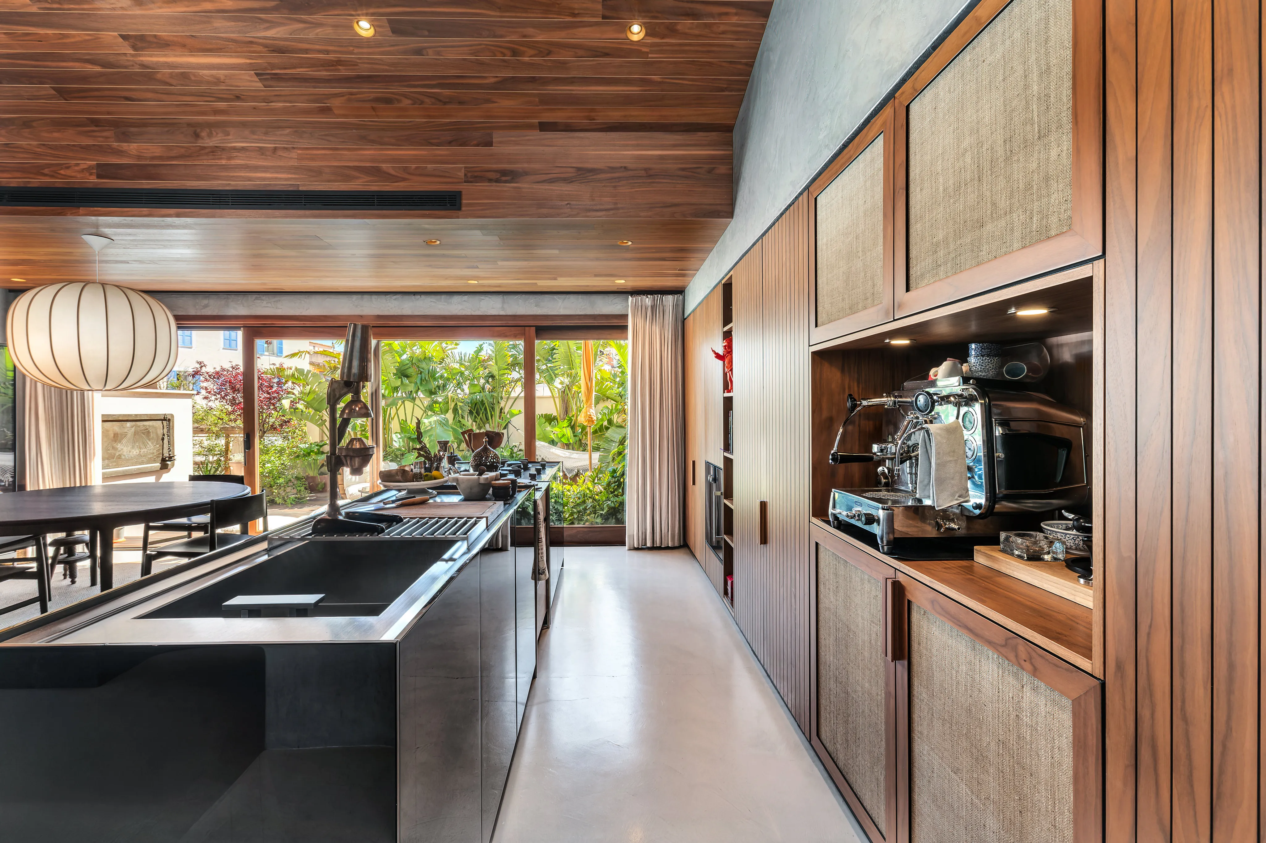 Stijlvolle designflat met verborgen paradijs-7