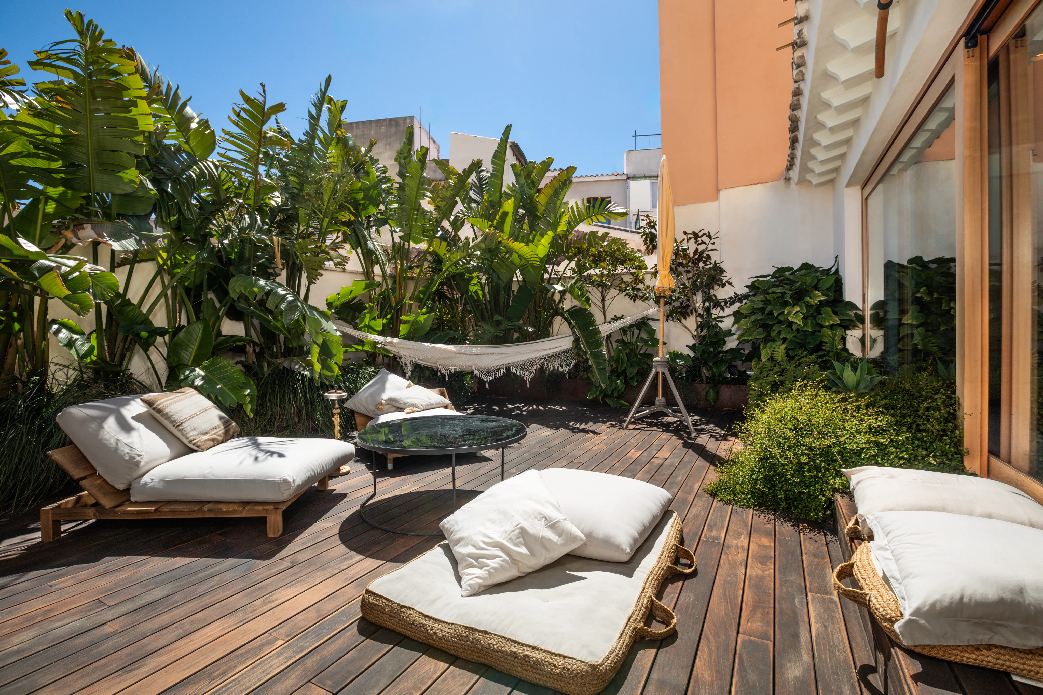 Stijlvolle designflat met verborgen paradijs-14