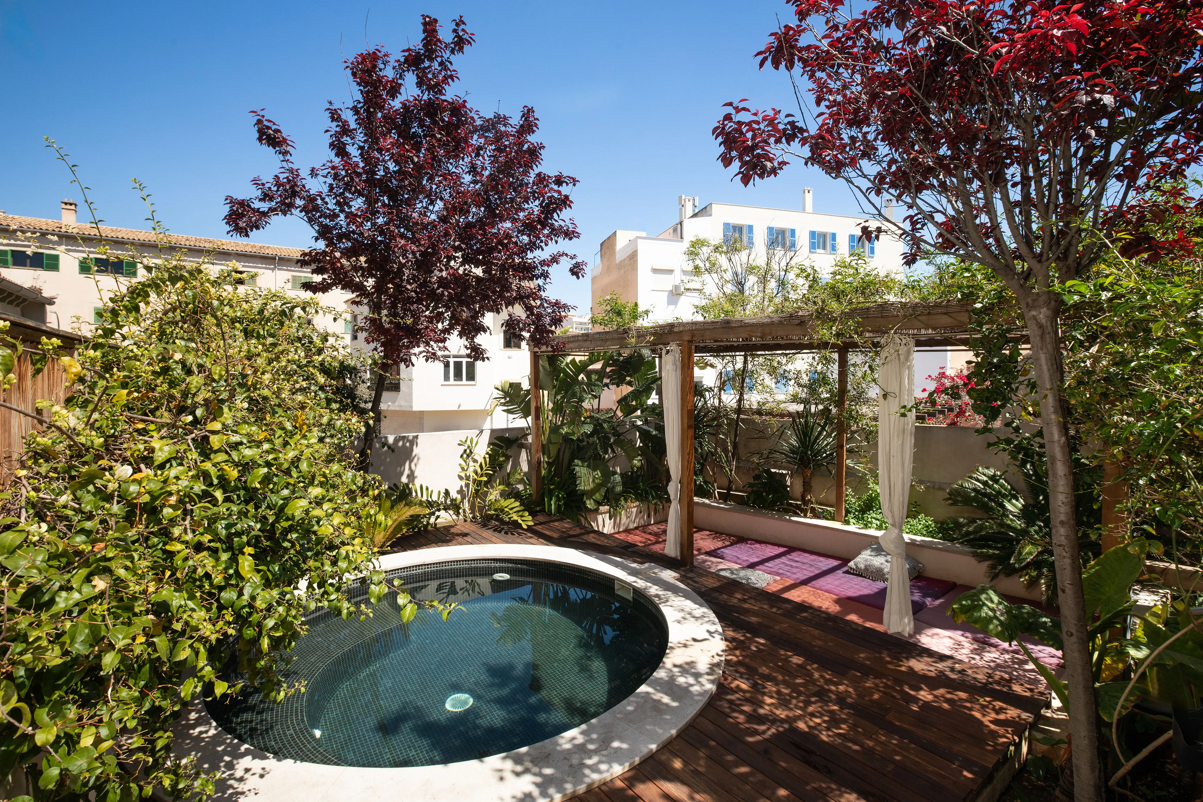 Stijlvolle designflat met verborgen paradijs-16