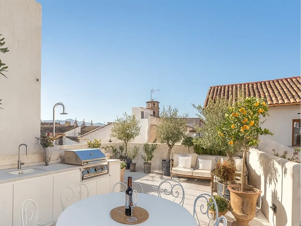 Городская жемчужина: стильная резиденция с террасой и парковкой в отреставрированном городском дворце-17