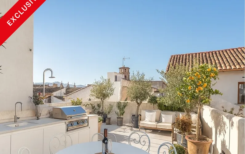 Residencia elegante con terraza y aparcamiento en un palacio renovado