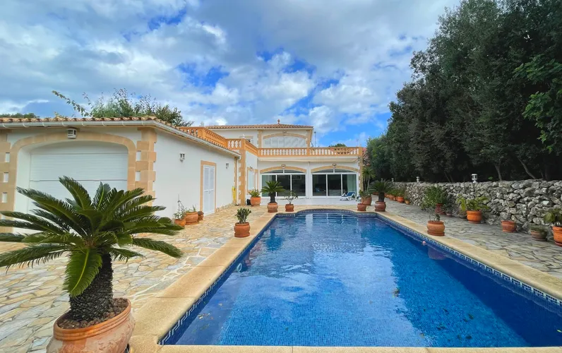 Tradycyjna majorkańska willa z basenem i poszukiwaną licencją wakacyjną w cichej, doskonałej lokalizacji