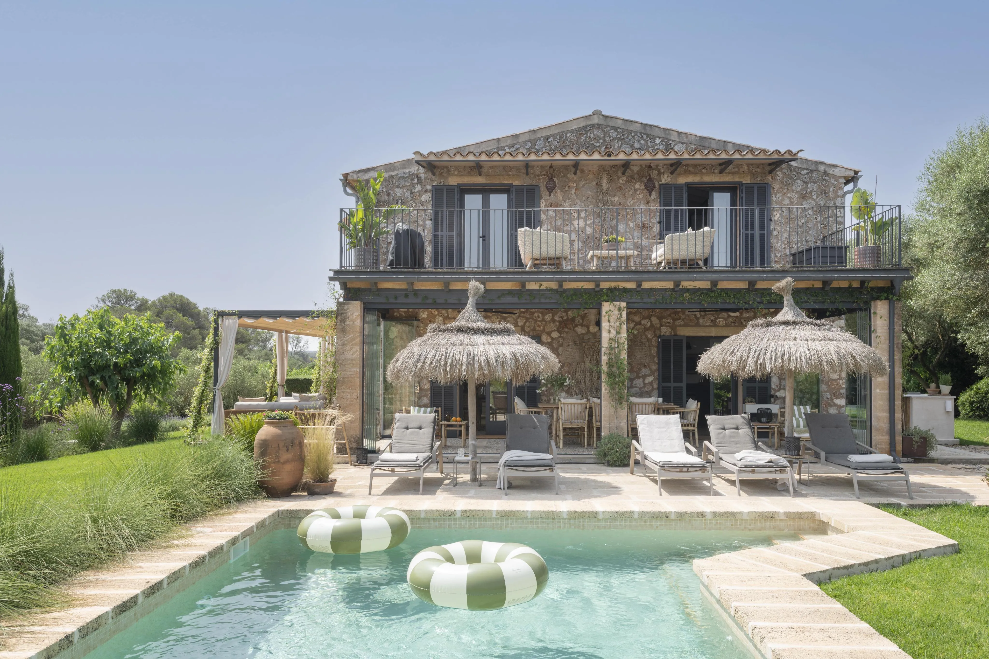 Encantadora finca renovada i completament moblada, amb llicència ETV, llista per entrar a viure i amb piscina-1